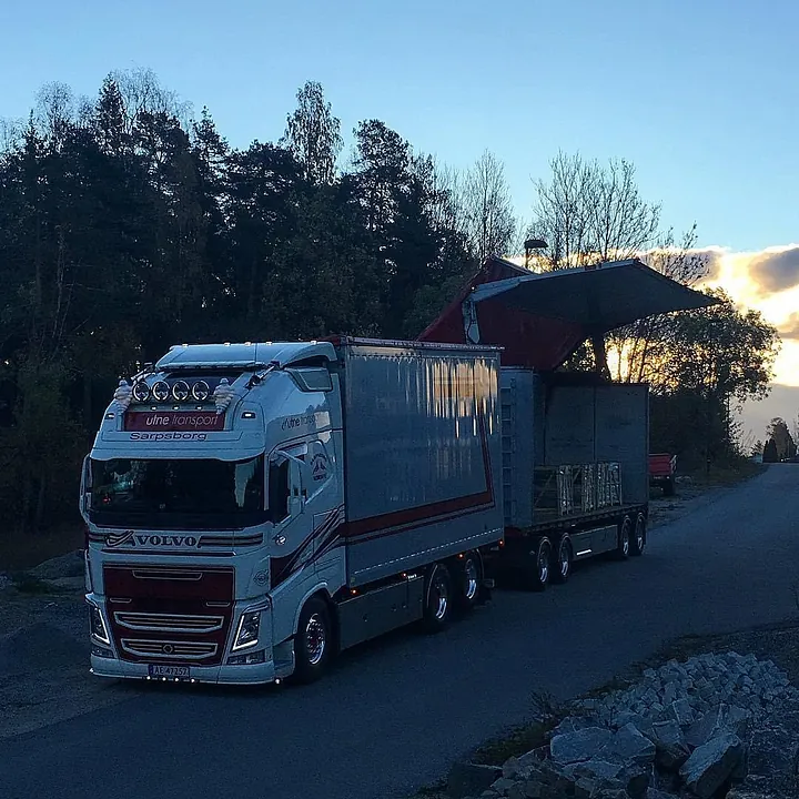 Volvo-lastebil fra Utne Transport, tidlig kveld med solnedgang.