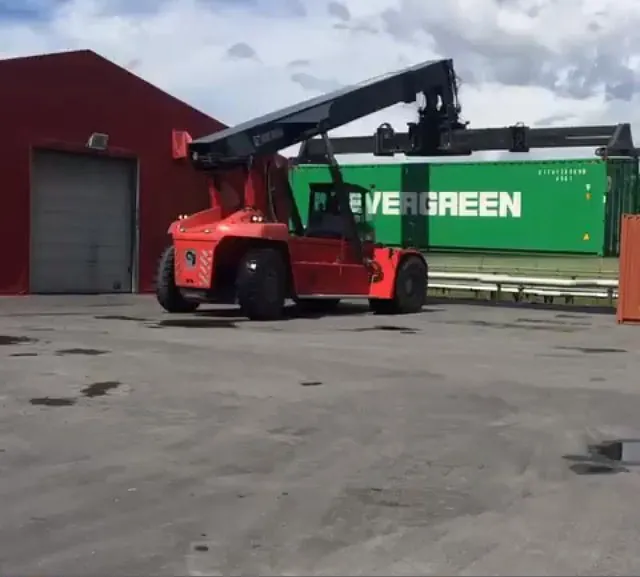 Rød truck utenfor lagerbyggning